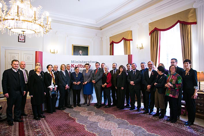 Minister Kultury i Dziedzictwa Narodowego Małgorzata Omilanowska wraz z odnzaczonymi. fot. Danuta Matloch